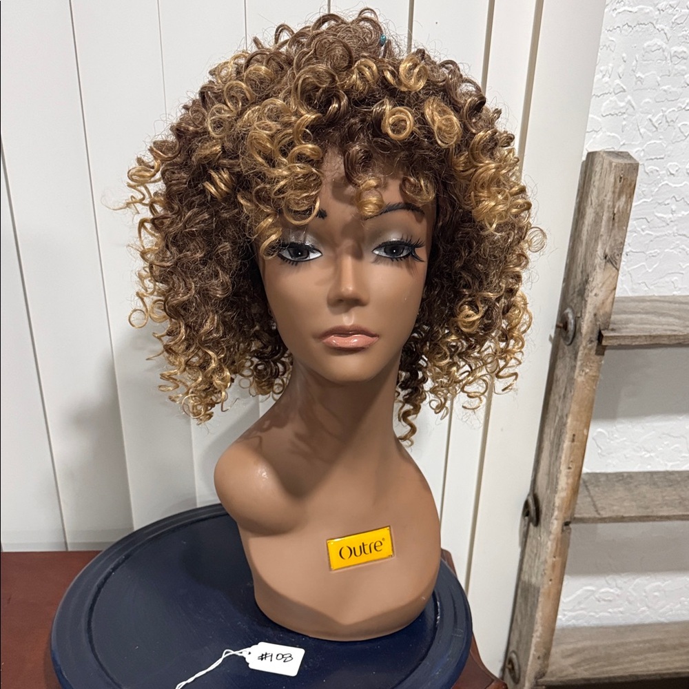 #108 Short Curly Synthetic Wig in Brown and Blonde Highlights